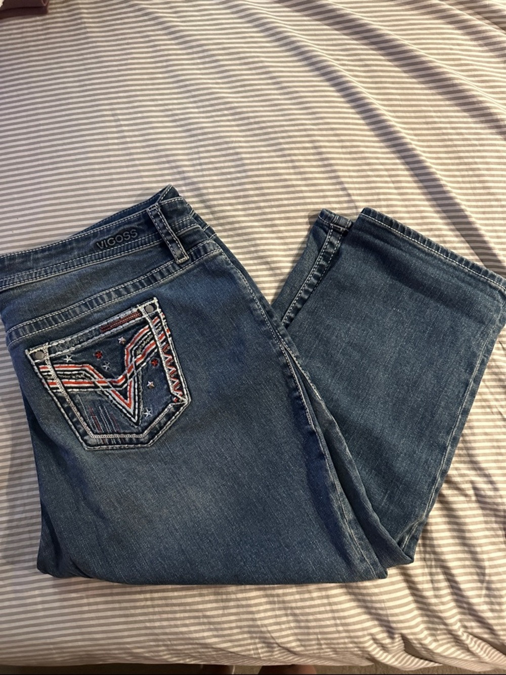Vigoss Women’s Americana  Embroidered Pocket Crop Jeans